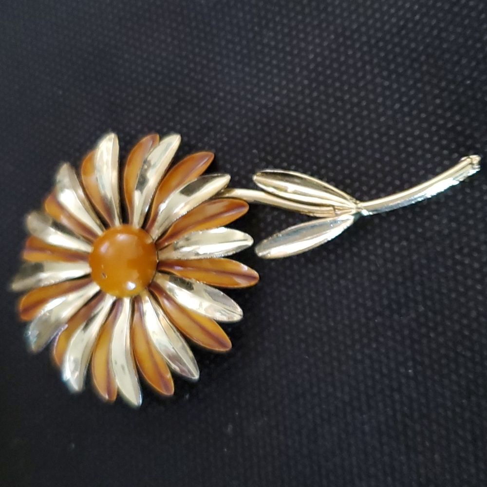 VINTAGE AVON GOLDEN FLOWER BROOCH PIN